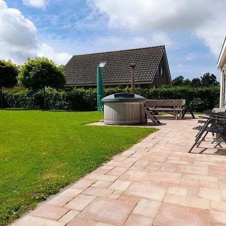 Villa Wellnesshuis Met Hottub, Ligbad En Grote Tuin Tzummarum Exterior foto