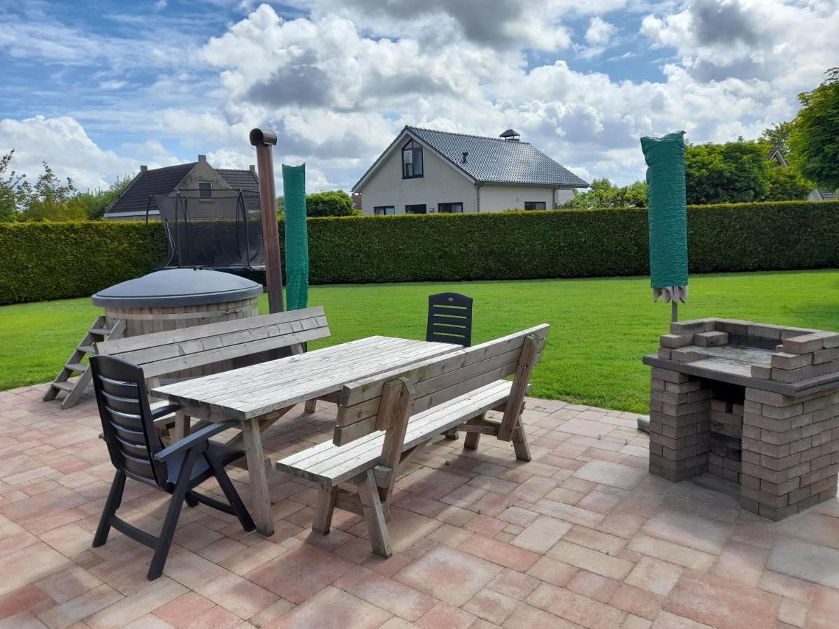 Villa Wellnesshuis Met Hottub, Ligbad En Grote Tuin Tzummarum Exterior foto