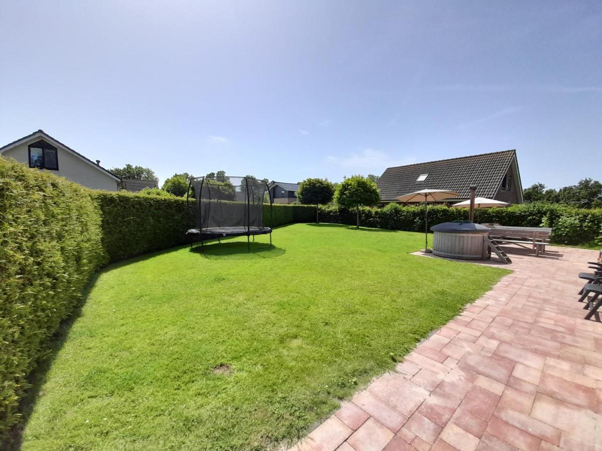 Villa Wellnesshuis Met Hottub, Ligbad En Grote Tuin Tzummarum Exterior foto