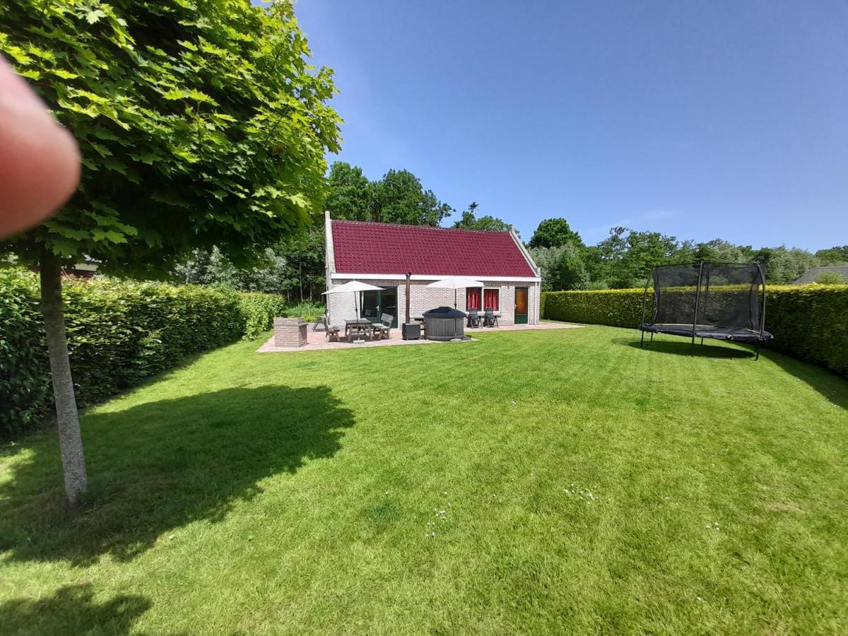 Villa Wellnesshuis Met Hottub, Ligbad En Grote Tuin Tzummarum Exterior foto